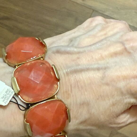 Faceted Agate Carnelian Gold-tone Stretch Bracelet & Clip on Earrings. - Picture 7 of 9